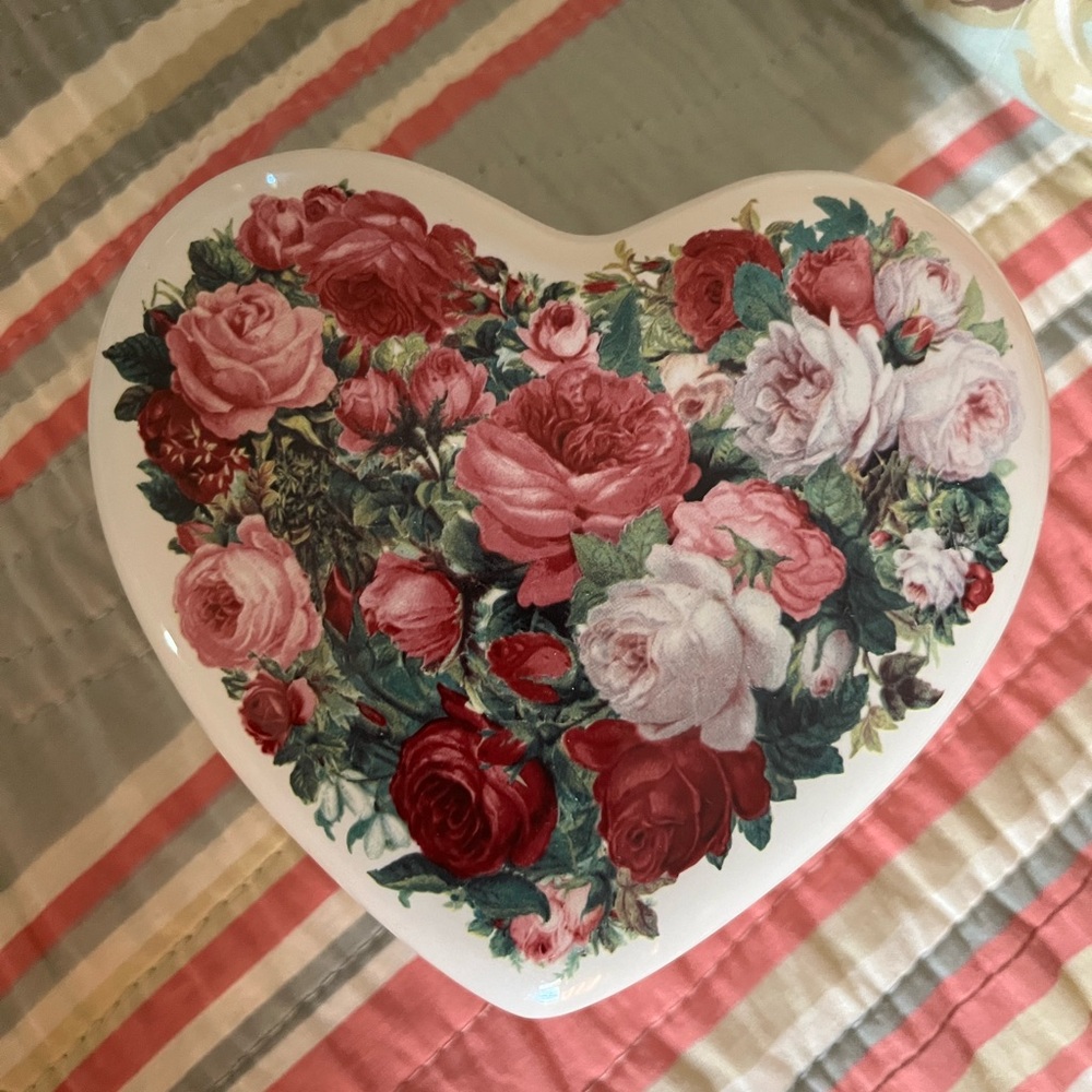Ceramic Heart Container - Picture 1 of 2
